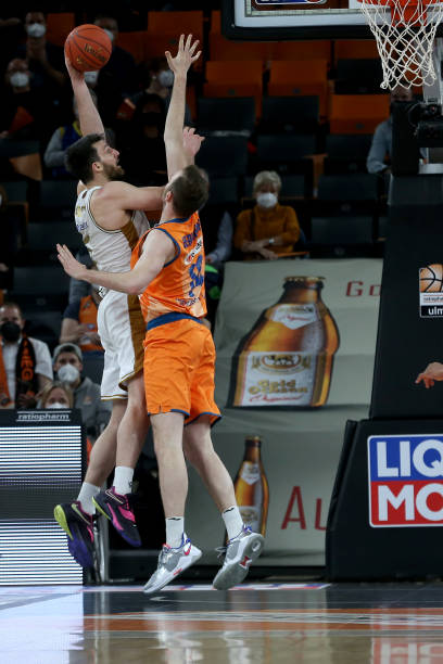 员因球场上 员因球场上